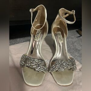 Badgley Mischka Women's Cream and Silver Heels